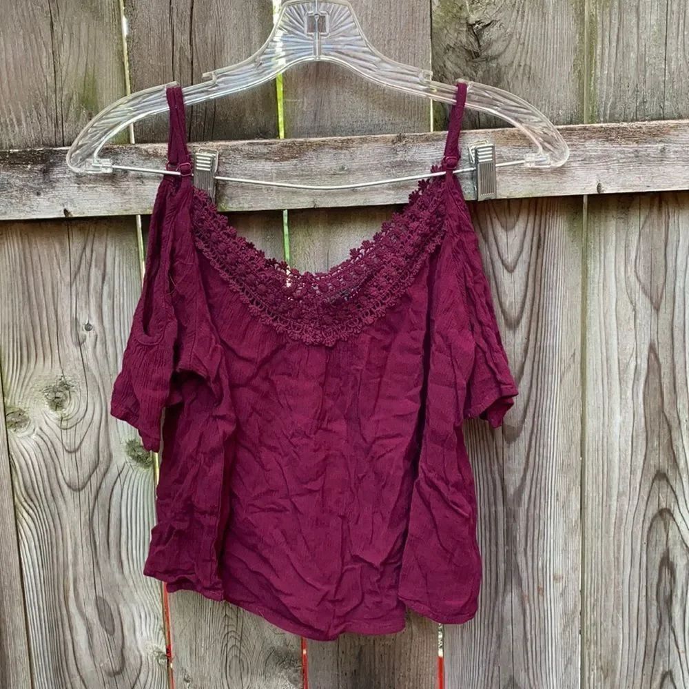 Ambiance Cold shoulder crop top sz. S